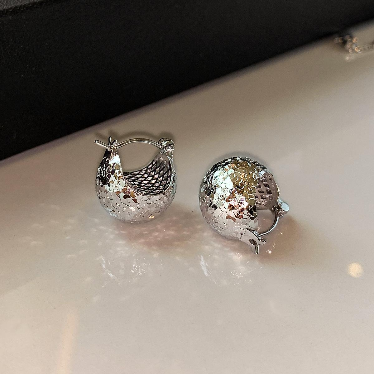 Silver crushed ice ice ball ear buckle, women's cold sense temperament light luxury niche high sense 2025 new earrings earrings