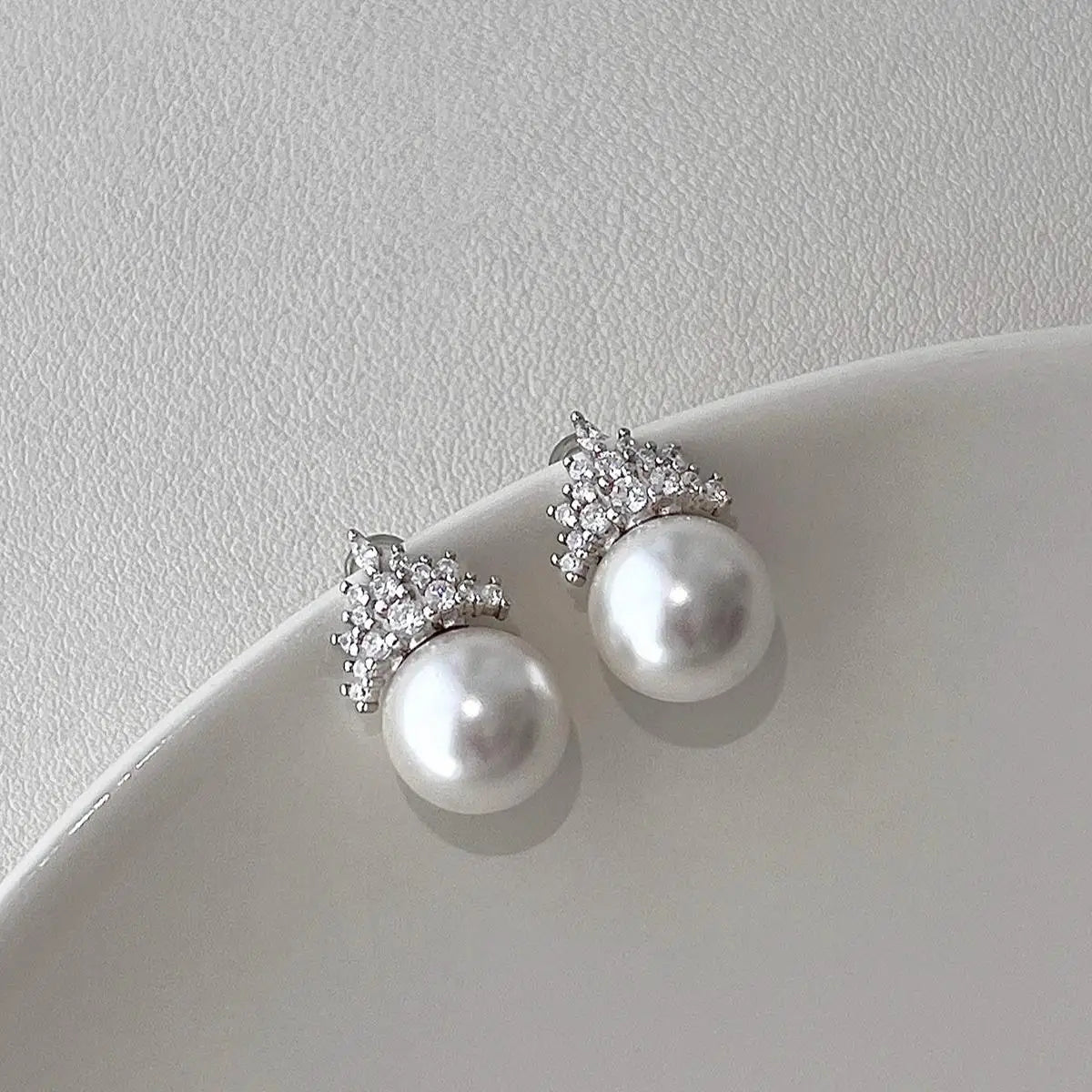 snow white shell pearl stud earrings for women, fashionable temperament stud earrings, a must for girls, gifts, parties,