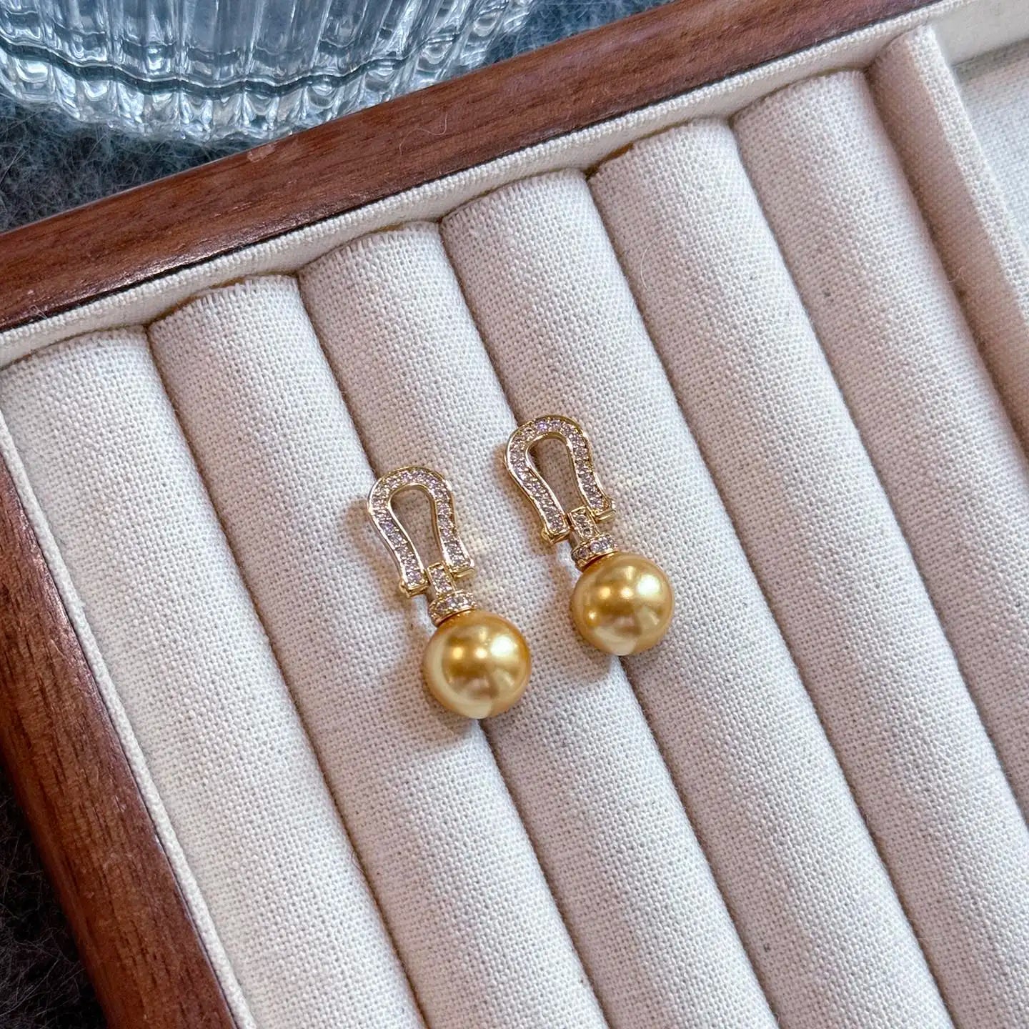 Horseshoe Buckle Pearl Earrings for Women, Gold Tone Shell Pearl Stud Earrings, Fashion Jewelry Gift