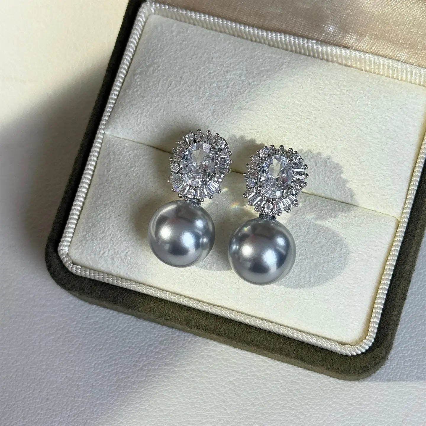 Classic Princess Diana Style 12mm Pearl Stud Earrings for Women Sparkling Zircon Crystal Surround Luxury Earrings Wedding Gift