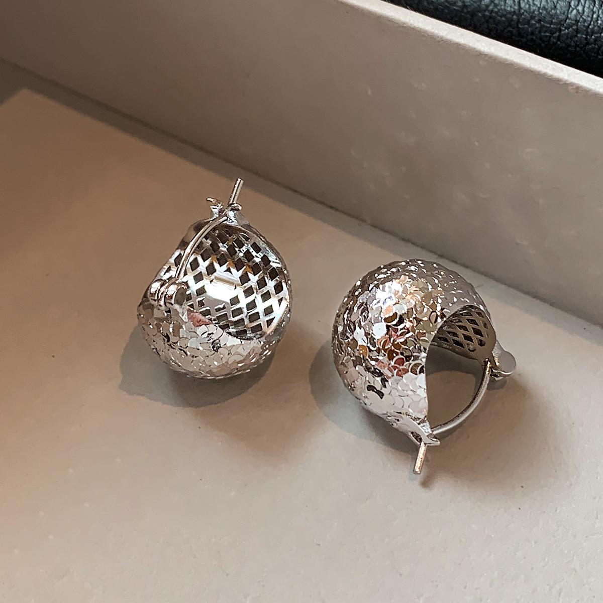 Silver crushed ice ice ball ear buckle, women's cold sense temperament light luxury niche high sense 2025 new earrings earrings