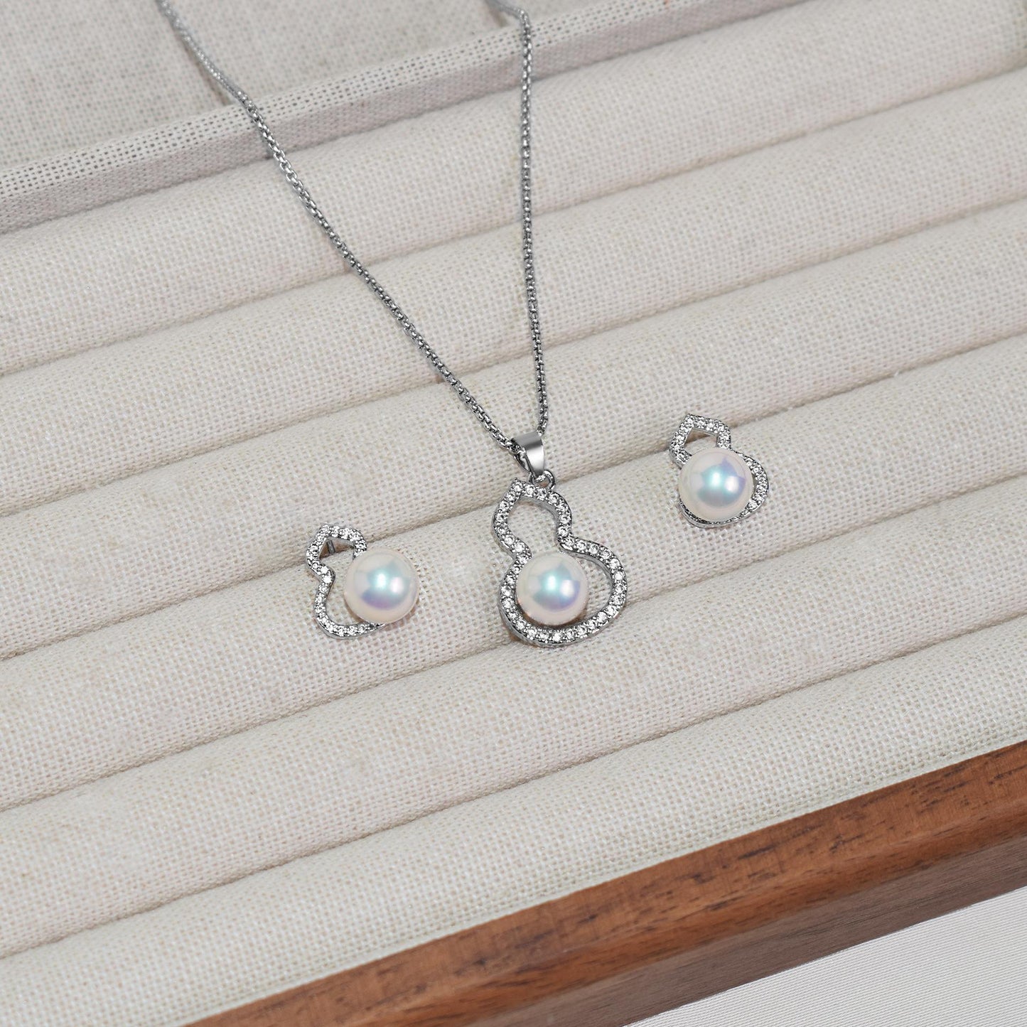 Pearl gourd necklace set, stud earrings pendant necklace set, female niche light luxury, high-end design of explosive collarbone chain