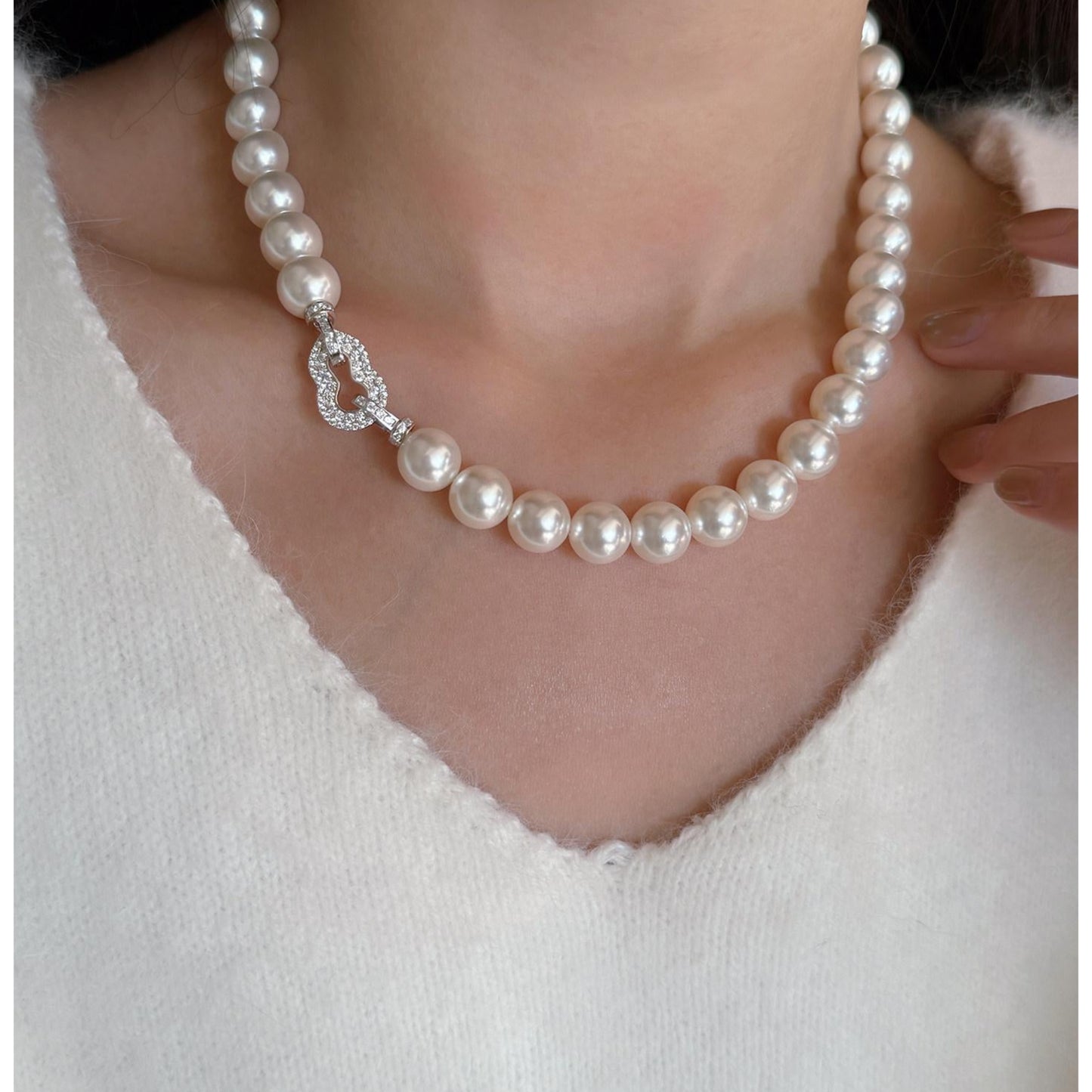 Detachable White Pearl Necklace for Women｜Lucky Gourd Clasp, Elegant High-End Sweater Chain, 8mm & 10mm