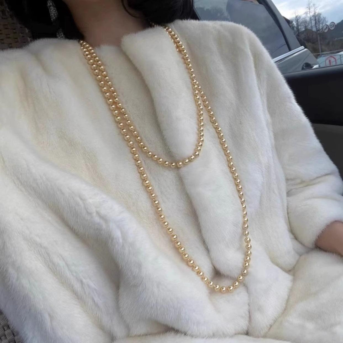 180cm white mother shell pearl necklace is of high quality in autumn and winter, with various ways of wearing. The size is 180cm 8mm.
