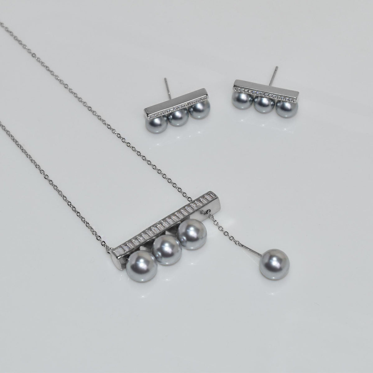 Pull balance beam, pearl classic retractable 8mm necklace pendant, silver needle 6mm stud earring, perfect round mother shell pendant.