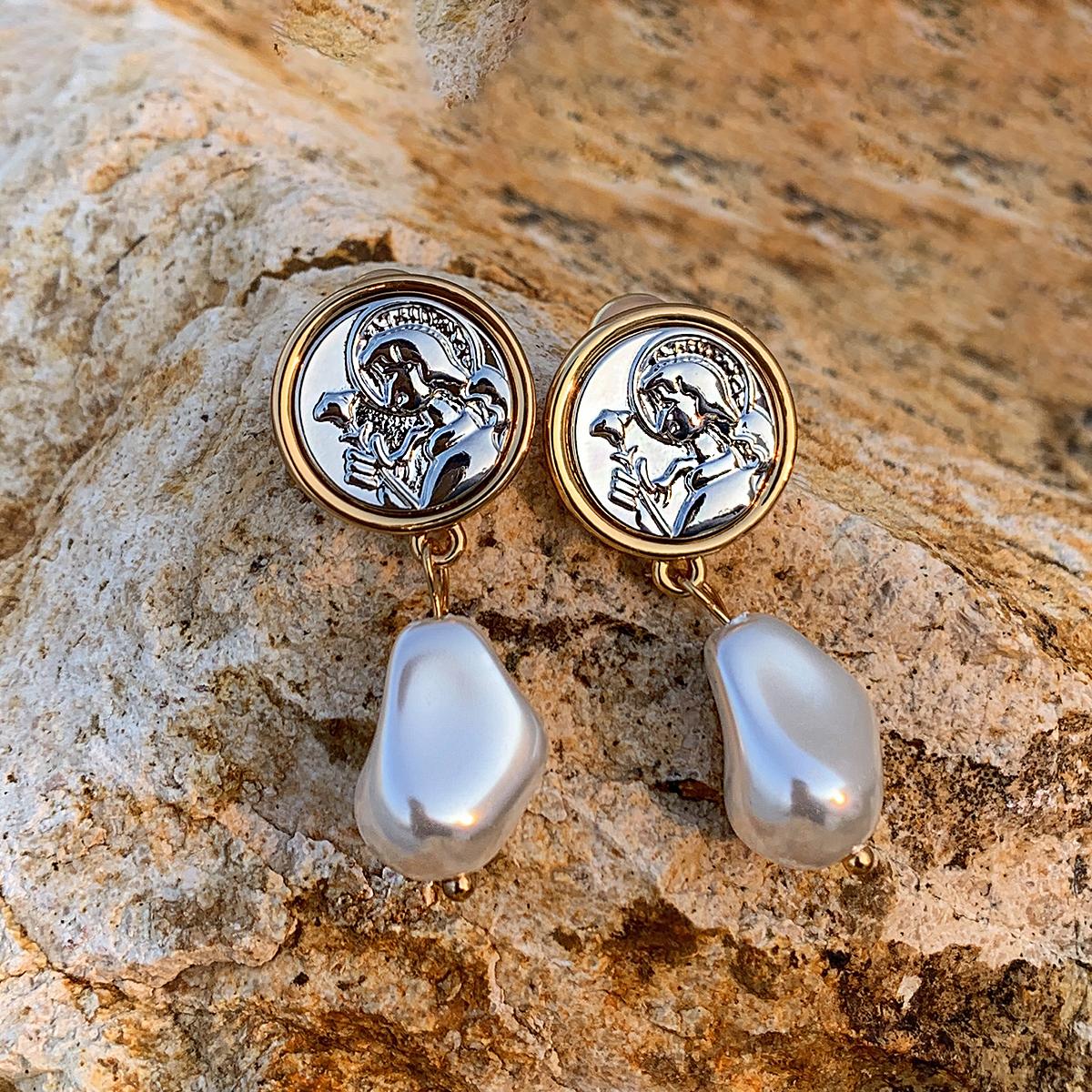 Retro Baroque mother of pearl earrings, women's light luxury niche high-end medieval hair accessories, stud earrings