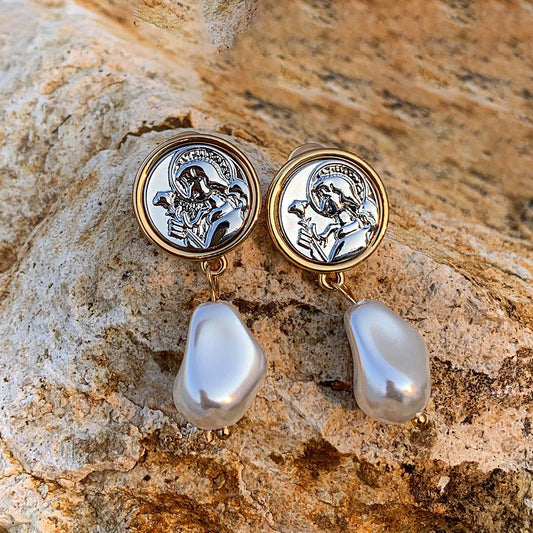 Retro Baroque mother of pearl earrings, women's light luxury niche high-end medieval hair accessories, stud earrings