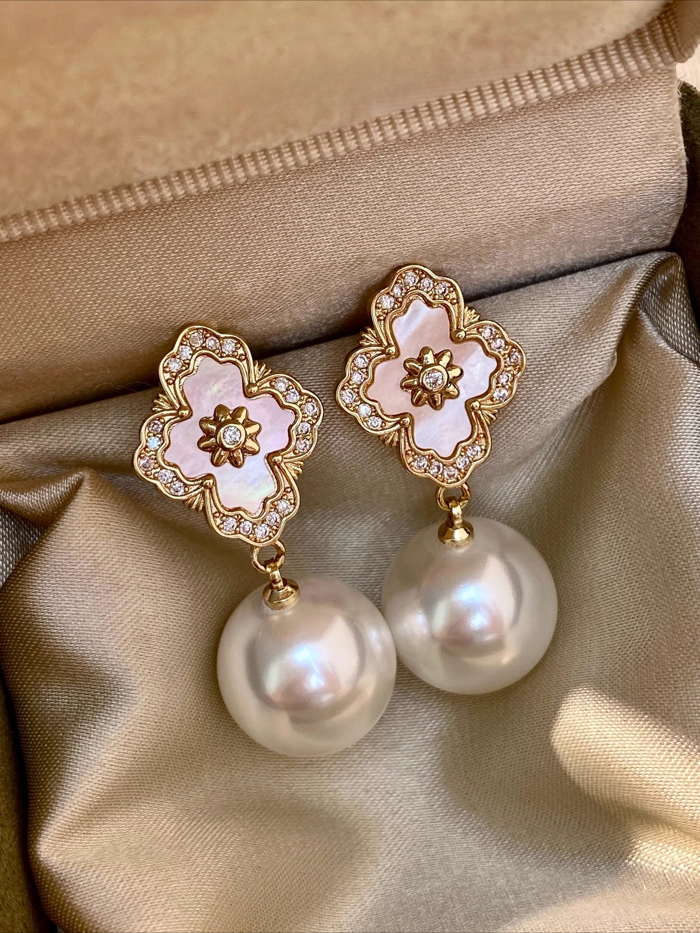 14mm Pearl Drop Earrings – Gold Mother-of-Pearl Clover Dangle Earrings, Luxury Statement Jewelry for Women