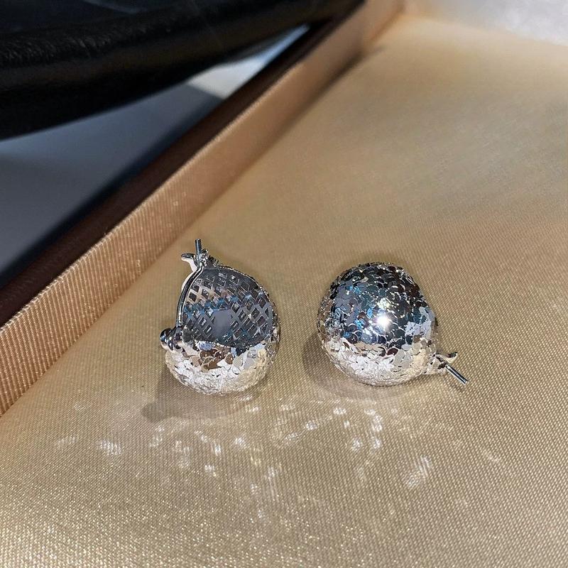 Silver crushed ice ice ball ear buckle women's cold sense temperament light luxury niche high sense 2026 new earrings earrings