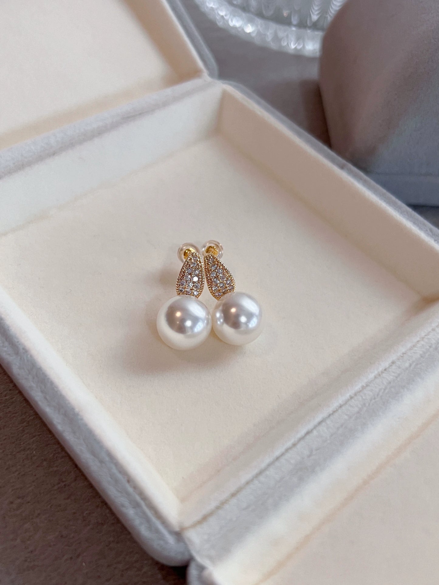 French Super Flash Australian White Pearl Stud Earrings | 12mm Retro Design | Explosive 2025 Trend | Diamond & Gold Light Luxury | Square/Round Face Fit