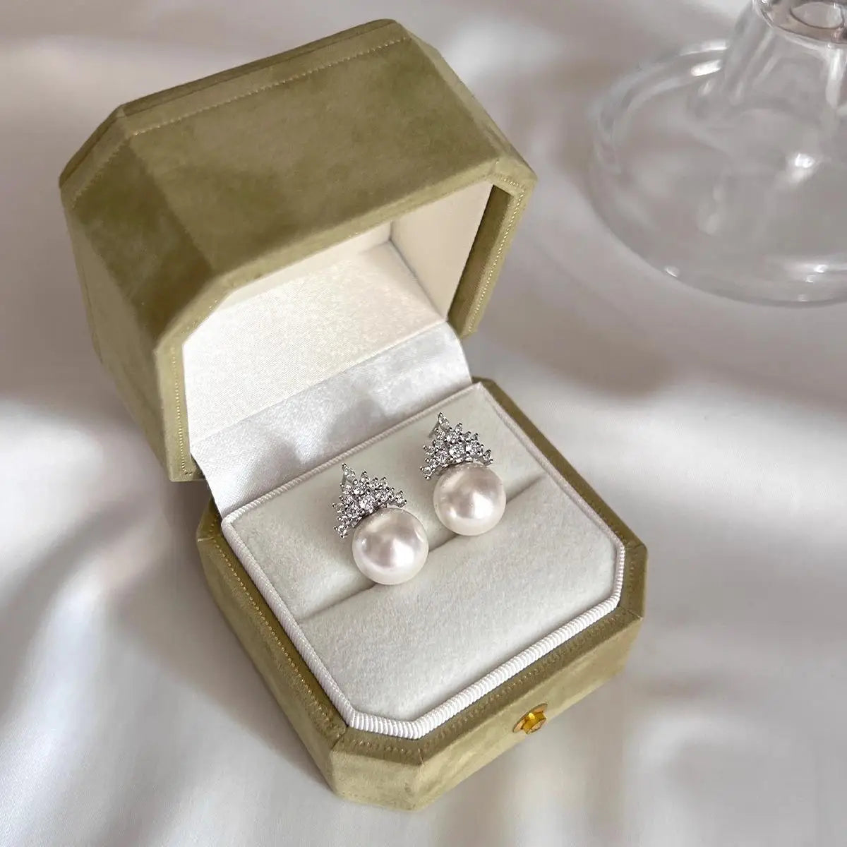 snow white shell pearl stud earrings for women, fashionable temperament stud earrings, a must for girls,  gifts, parties,