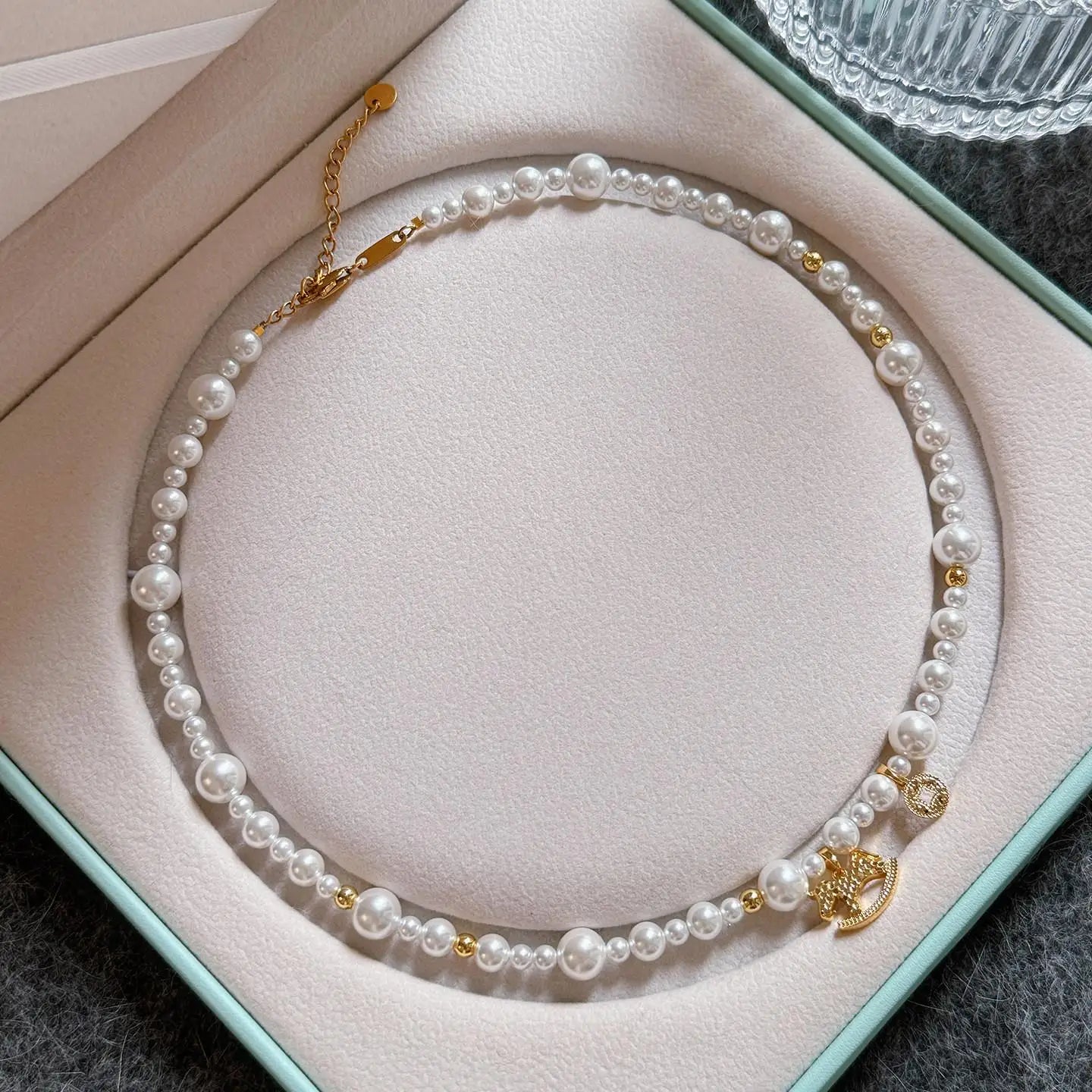 Horse Year Pendant Pearl Necklace for Women, White Clavicle Chain, Stylish Design, 42 cm