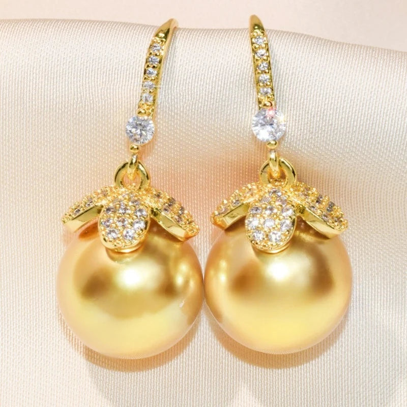 Luxurious four petal flower pearl earrings, mother pearl hooks and pendants, fashionable and high-end versatile pearl earrings