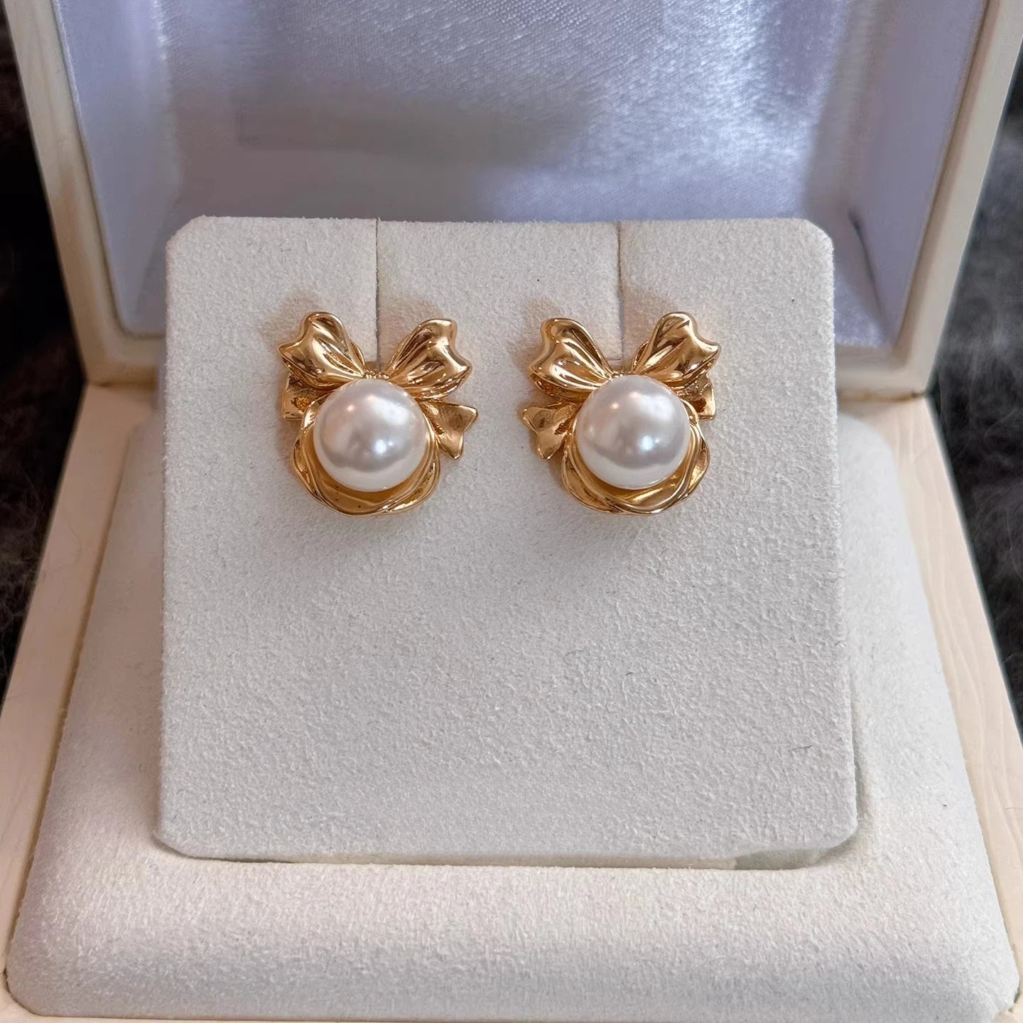 Bow pearl earrings women's 2026 new popular light luxury niche stud earrings, high-end gold Australian white  shell pearl