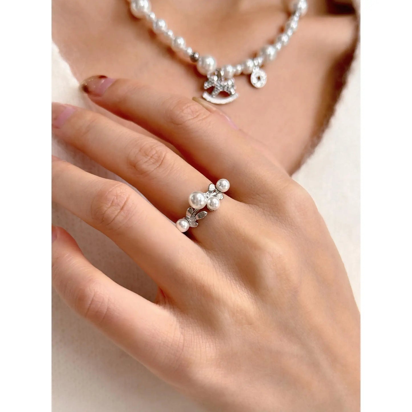 Small pearl ring 2 mm 4 mm. The opening of the pearl ring is adjustable, and it is a classic model mother of pearl