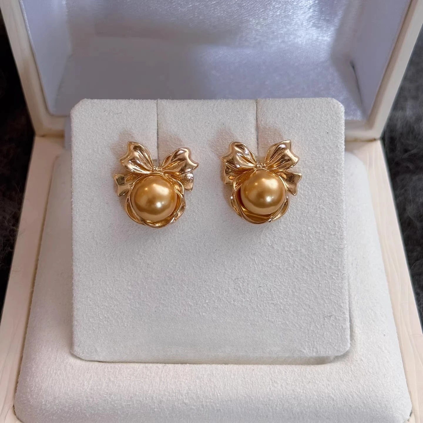 Bow pearl earrings women's 2026 new popular light luxury niche stud earrings, high-end gold Australian white  shell pearl