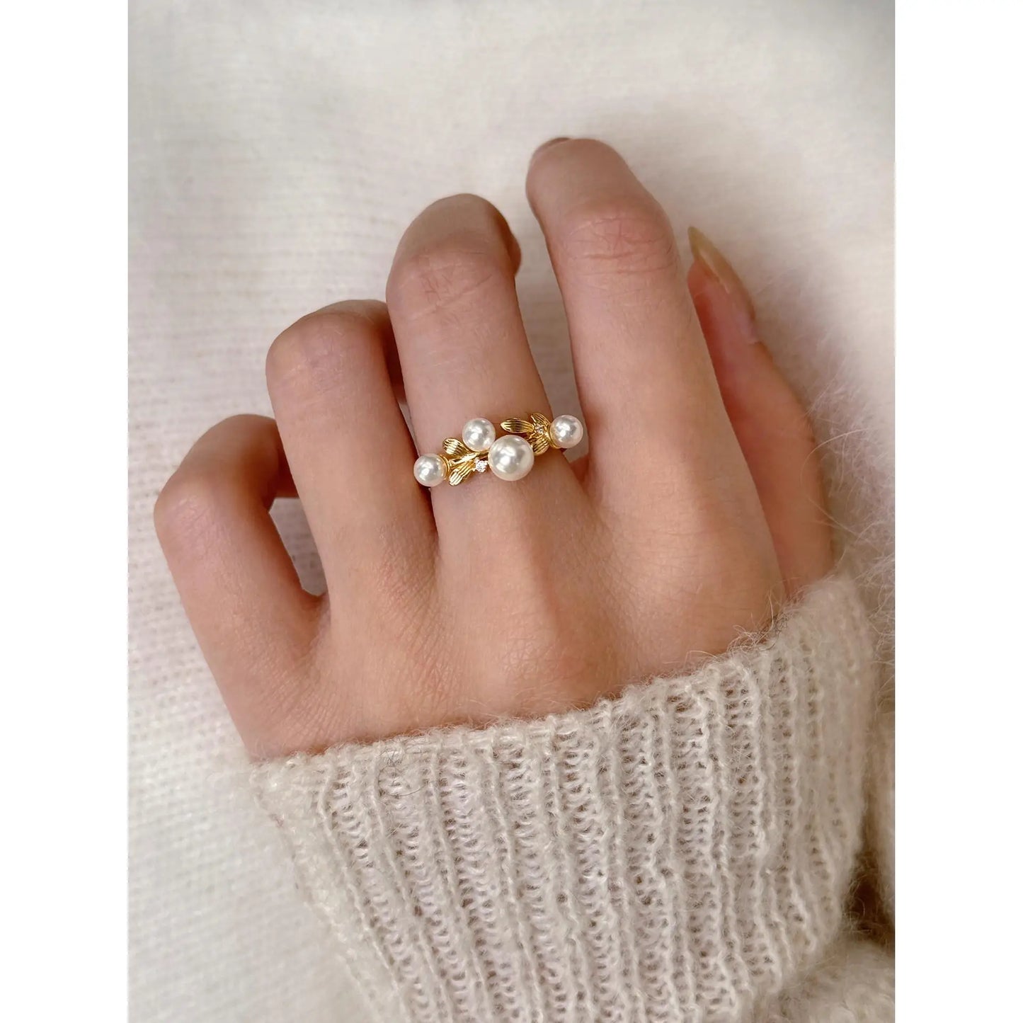 Small pearl ring 2 mm 4 mm. The opening of the pearl ring is adjustable, and it is a classic model mother of pearl