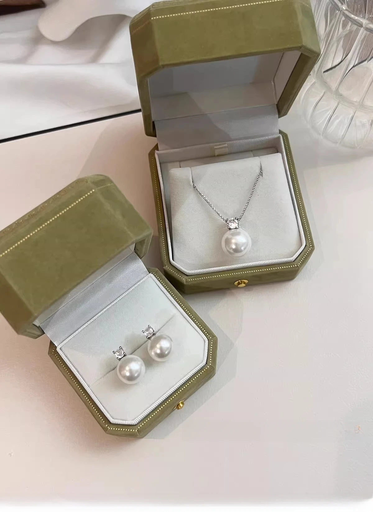 Princess Diana pearl stud earrings women's 2026 new temperament light luxury high-end earrings with diamonds Princess Aobai  she