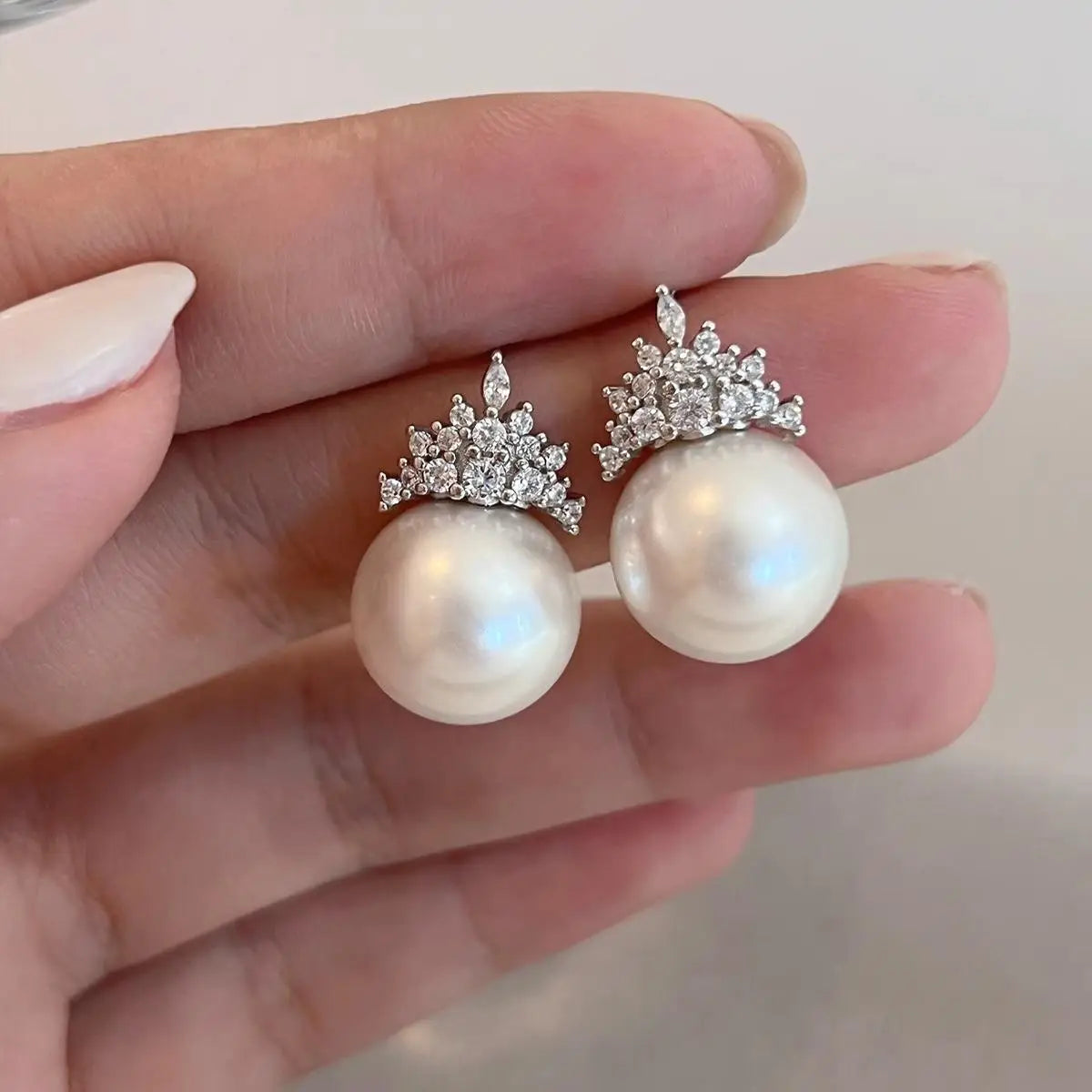 snow white shell pearl stud earrings for women, fashionable temperament stud earrings, a must for girls,  gifts, parties,