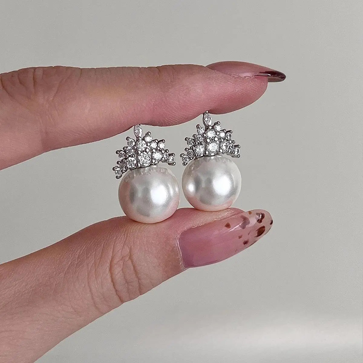 snow white shell pearl stud earrings for women, fashionable temperament stud earrings, a must for girls,  gifts, parties,