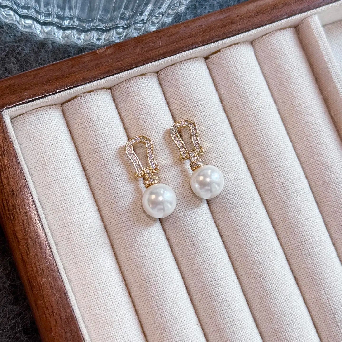 Horseshoe Buckle Pearl Earrings for Women, Gold Tone Shell Pearl Stud Earrings, Fashion Jewelry Gift