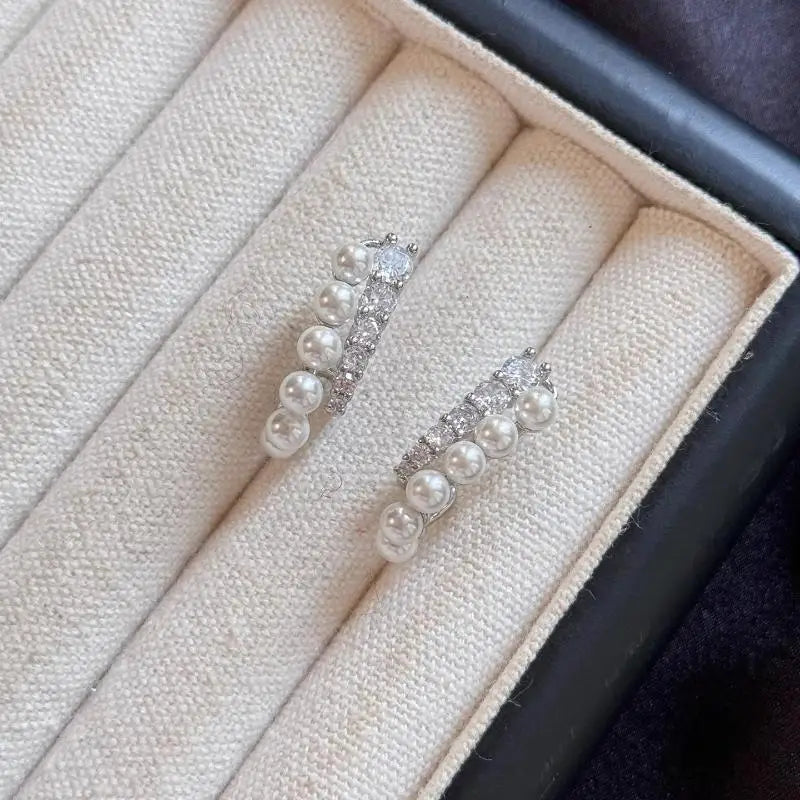 Elegant Double Layer Pearl Ear Crawlers for Women Luxury Zircon C-Shape Stud Earrings High-Sense Niche Design Piercing Jewelry