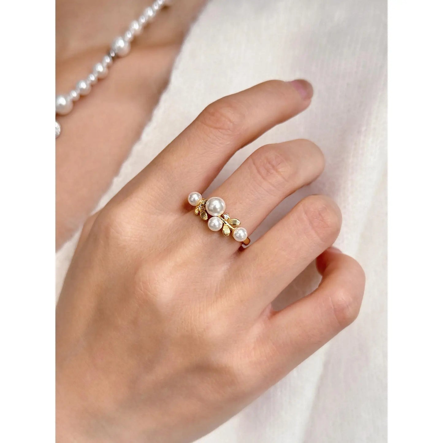 Small pearl ring 2 mm 4 mm. The opening of the pearl ring is adjustable, and it is a classic model mother of pearl