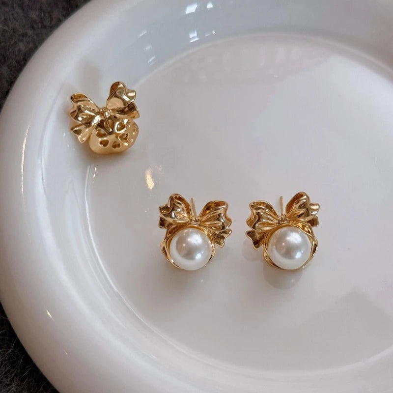 Bow pearl earrings women's 2026 new popular light luxury niche stud earrings, high-end gold Australian white  shell pearl