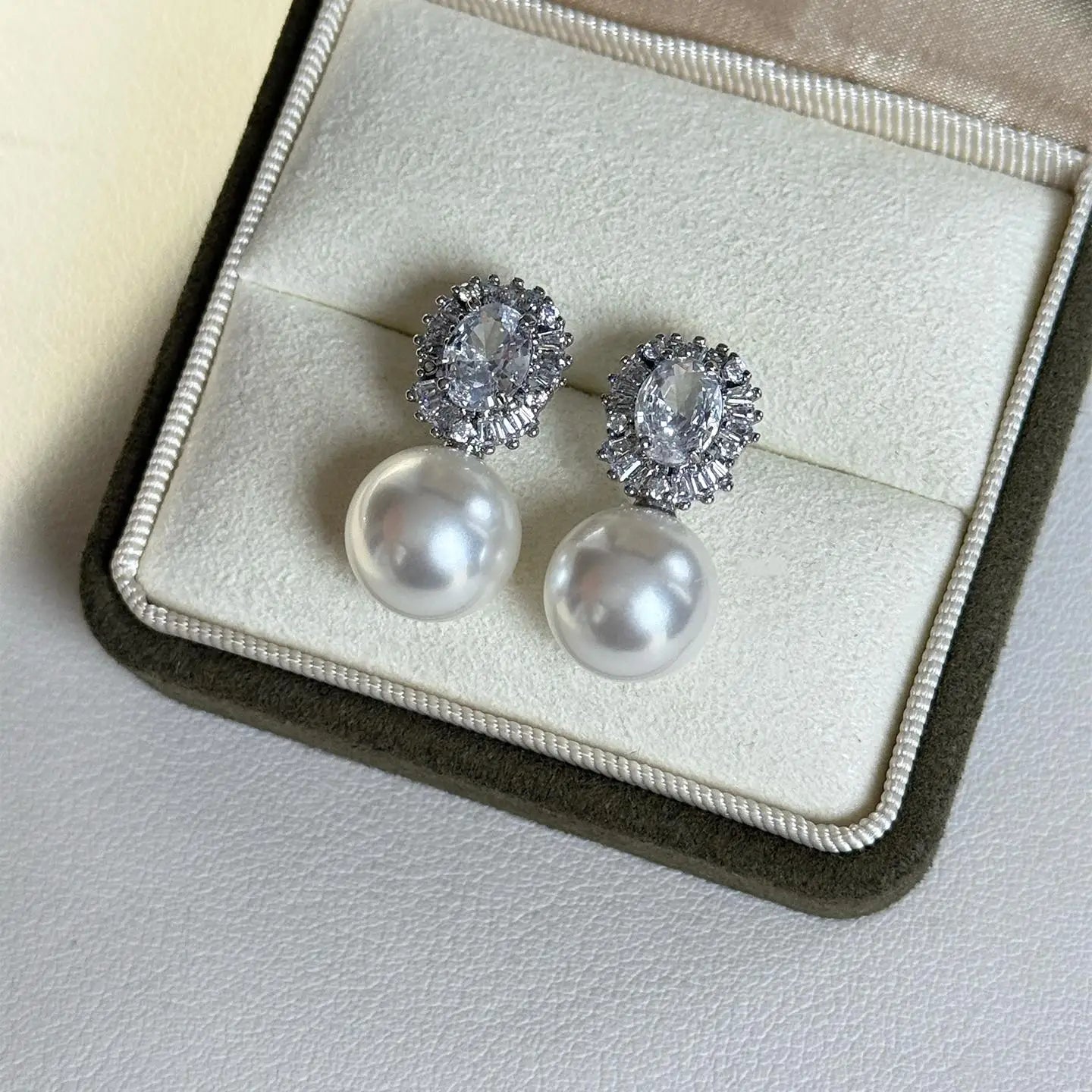 Classic Princess Diana Style 12mm Pearl Stud Earrings for Women Sparkling Zircon Crystal Surround Luxury Earrings Wedding  Gift