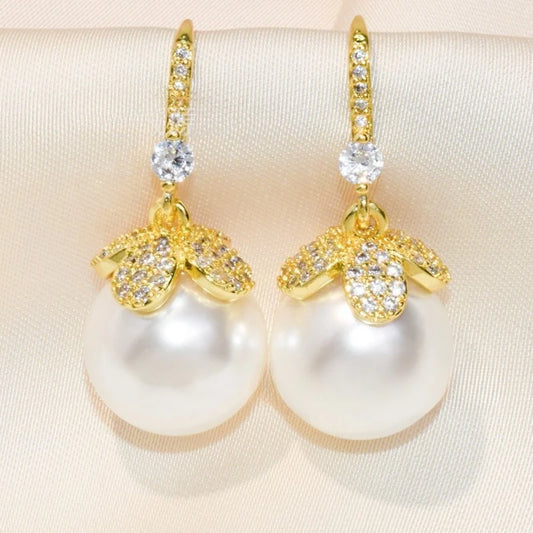 Luxurious four petal flower pearl earrings, mother pearl hooks and pendants, fashionable and high-end versatile pearl earrings