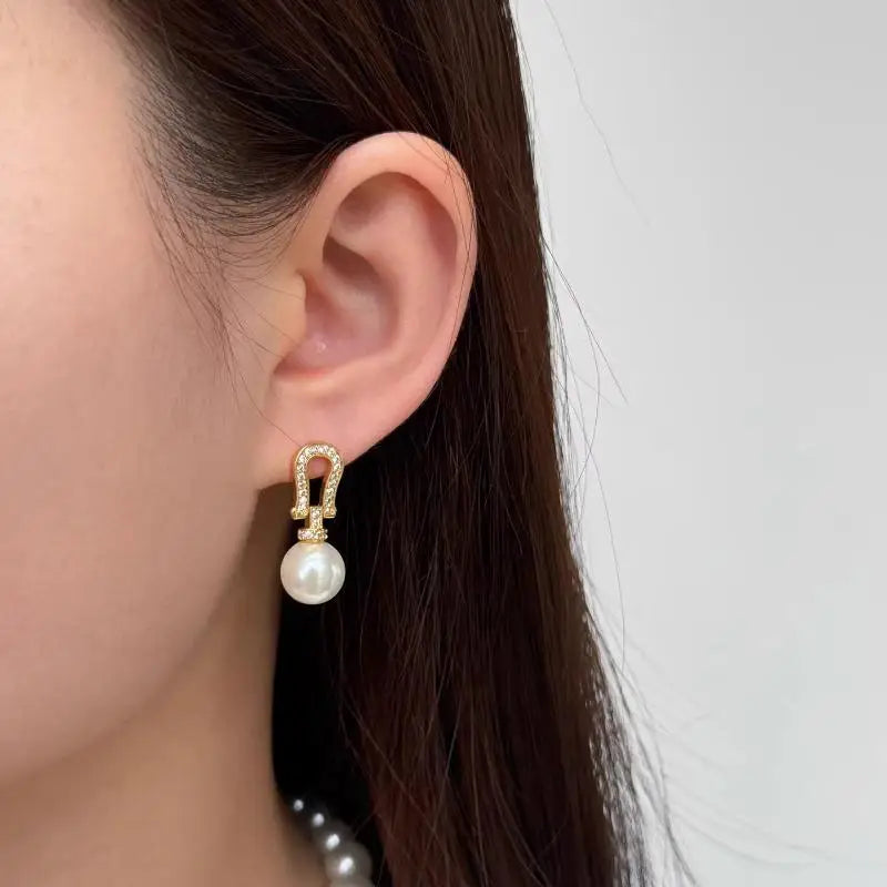 Horseshoe Buckle Pearl Earrings for Women, Gold Tone Shell Pearl Stud Earrings, Fashion Jewelry Gift