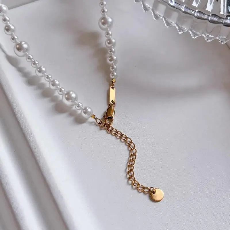 Horse Year Pendant Pearl Necklace for Women, White Clavicle Chain, Stylish Design, 42 cm