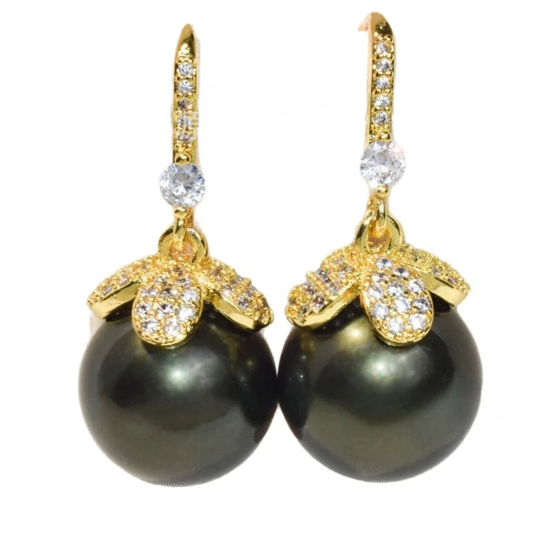 Luxurious four petal flower pearl earrings, mother pearl hooks and pendants, fashionable and high-end versatile pearl earrings