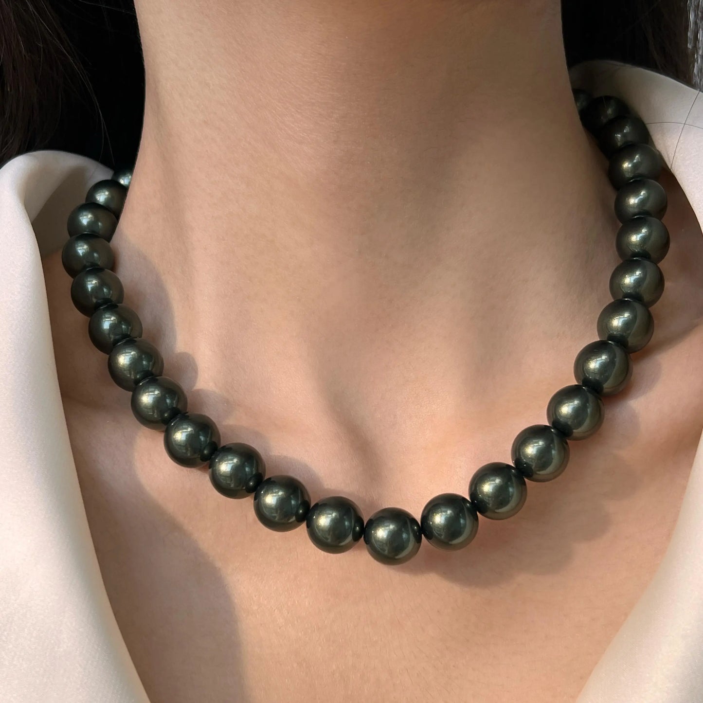 8mm-14mm dark green shell pearl necklace, women's high-end with strong luster, malachite green neck  mother of pearl