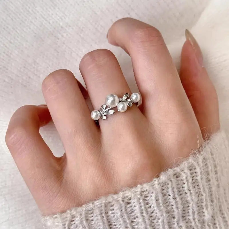 Small pearl ring 2 mm 4 mm. The opening of the pearl ring is adjustable, and it is a classic model mother of pearl