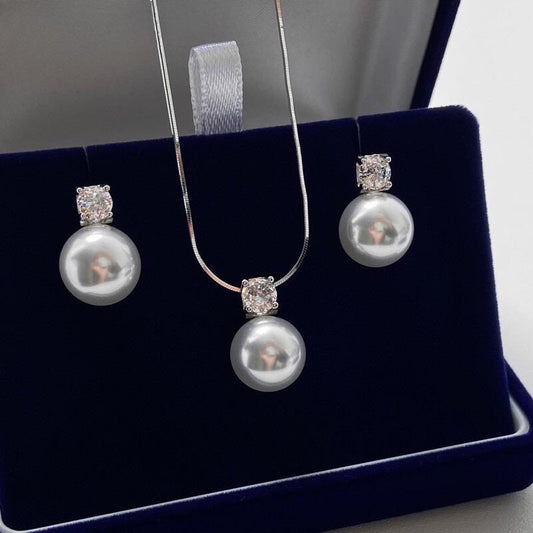 Pearl pendant, man-made diamond.
