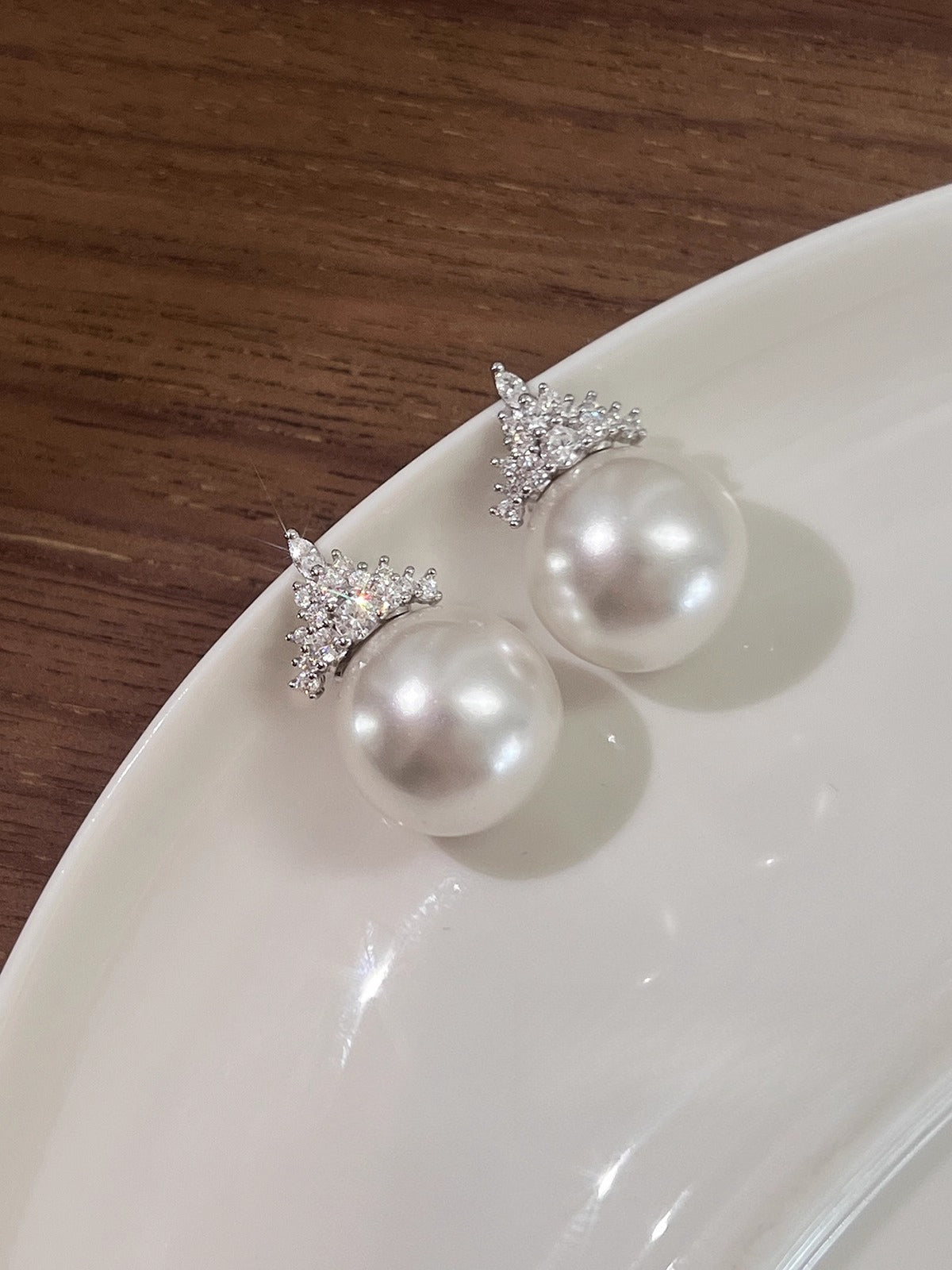 Snow Queen Pearl Stud Earrings | S925 Sterling Silver | 2025 New Trend | Light Luxury Niche Design | Premium Women's Earrings