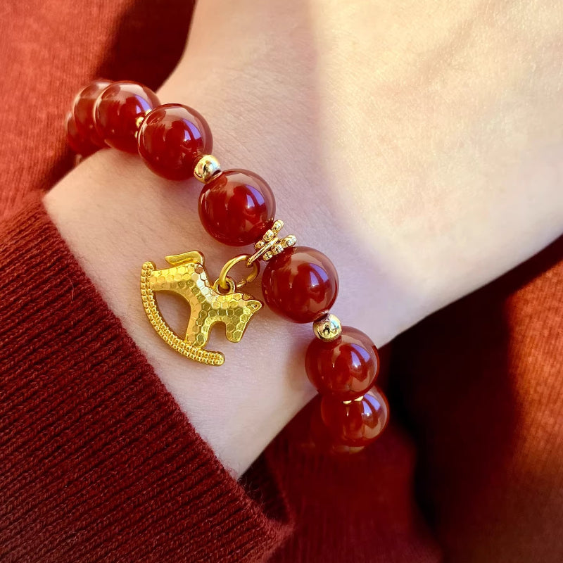 Crushed ice ice gold Trojan horse red agate beaded bracelet light luxury retro high-end sense natal year burgundy jewelry
