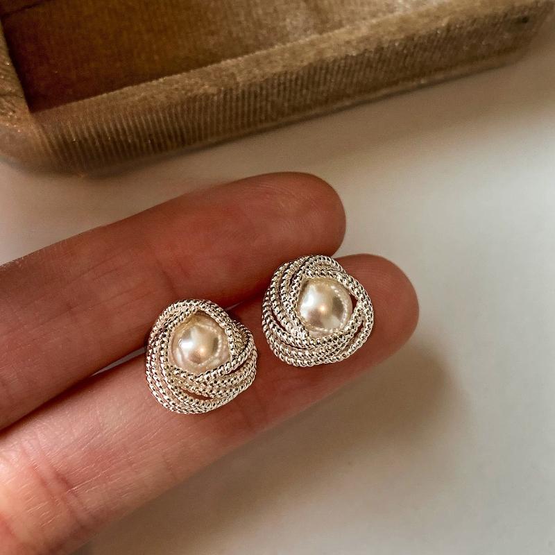 French Luxury8mm White Pearl Stud Earrings with Lace Metal Wrap for Women Elegant Business Style Gift Fashion Jewelry Trendy Sophisticated Accessory