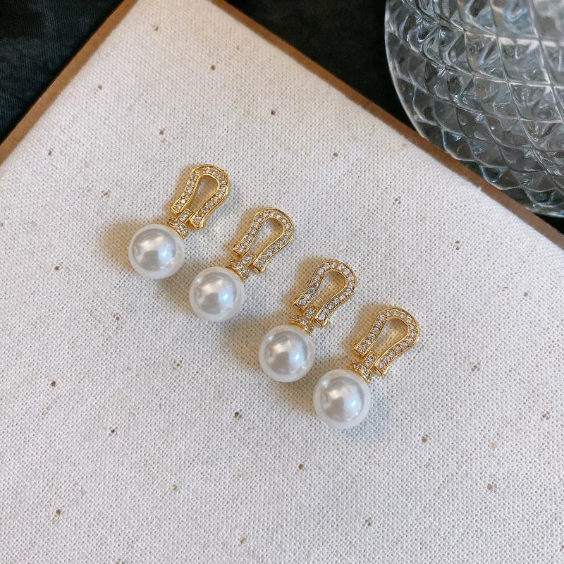 French Vintage 12mm Gold Horseshoe Earrings with Cubic Zirconia and White Pearl for Women Luxury Strong Light Design Gift